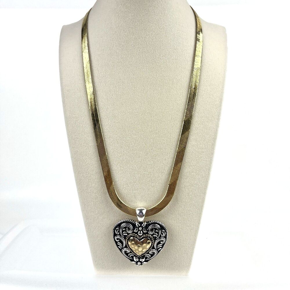 Vintage Gold Tone Flat Ribbon Necklace Hammered Metal Heart Pendant Y2K 10.5L